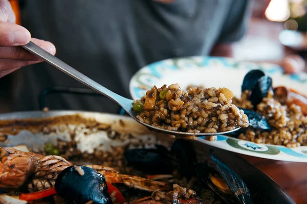 Closeup Young Man Serving Some Typical Spanish Seafood Paella Paellera — Foto Stock