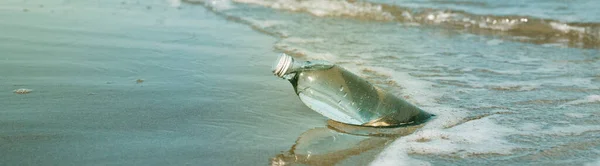 Nahaufnahme Einer Gläsernen Wiederverwendbaren Wasserflasche Ufer Eines Einsamen Strandes Panoramaformat — Stockfoto