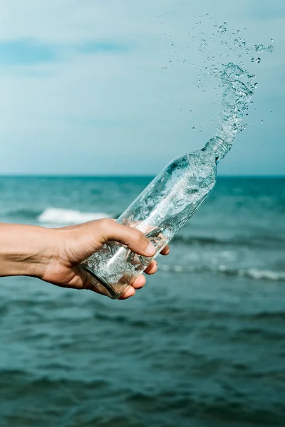 Primer Plano Hombre Vertiendo Agua Una Botella Agua Reutilizable Vidrio —  Fotos de Stock