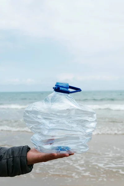 Крупный План Молодого Человека Раздавленной Использованной Пластиковой Бутылкой Руке Недавно — стоковое фото