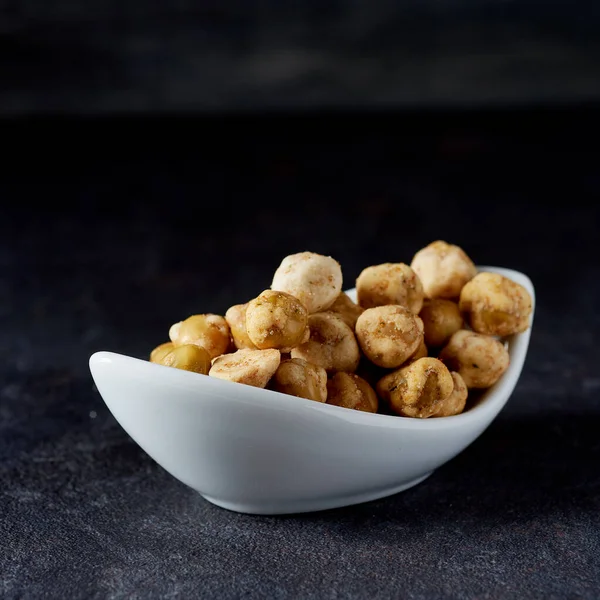 Wat Knapperige Geroosterde Erwten Een Witte Keramische Schaal Een Donkergrijs — Stockfoto