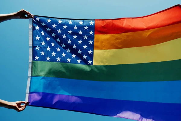 Close Uma Pessoa Acenando Uma Bandeira Dos Eua Arco Íris — Fotografia de Stock