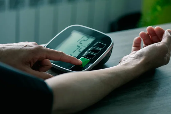 Ein Kaukasischer Mann Misst Seinen Eigenen Blutdruck Mit Einem Elektronischen — Stockfoto