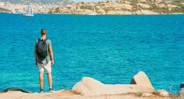 Joven Llevando Una Mochila Observa Costa Del Mar Mediterráneo Cerdeña — Foto de Stock