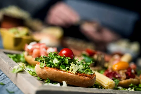 Nahaufnahme Verschiedener Veganer Sandwiches Mit Verschiedenen Belägen Serviert Als Vorspeise — Stockfoto