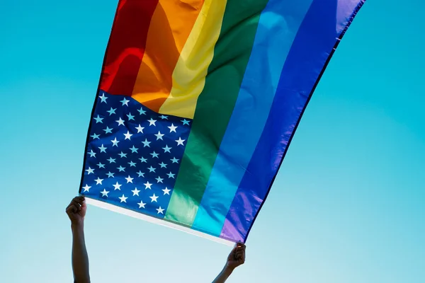 Close Uma Pessoa Acenando Uma Bandeira Dos Eua Arco Íris — Fotografia de Stock