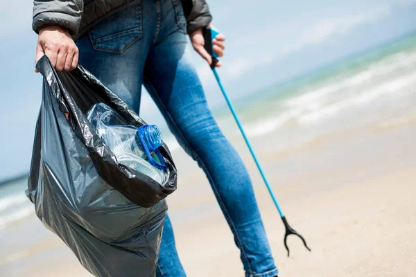 Plastik Kaplar Şişeler Gibi Atıklarla Dolu Gri Bir Çanta Taşıyan — Stok fotoğraf