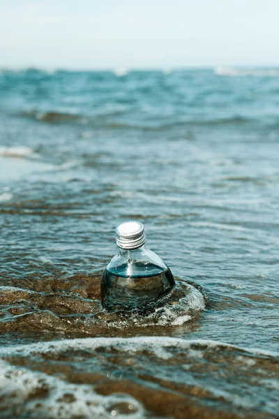 Nahaufnahme Einer Gläsernen Wiederverwendbaren Wasserflasche Ufer Eines Einsamen Strandes Der — Stockfoto