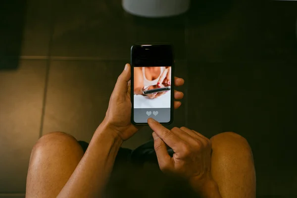 Jovem Caucasiano Sentado Banheiro Data Online Seu Smartphone Com Aplicativo — Fotografia de Stock