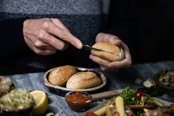 Primer Plano Joven Caucásico Cortando Bollo Pan Para Preparar Sándwich —  Fotos de Stock