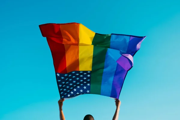 Joven Visto Por Detrás Ondea Una Bandera Arcoiris Estadounidense Cielo — Foto de Stock