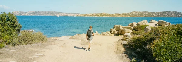 Jovem Carregando Uma Mochila Caminha Pela Costa Mar Mediterrâneo Sardenha — Fotografia de Stock