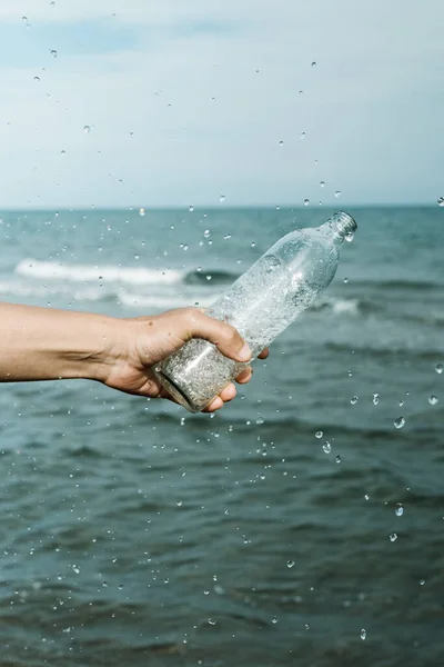 Caucasian Man Pours Water Out Glass Reusable Water Bottle Front — Stock Photo, Image