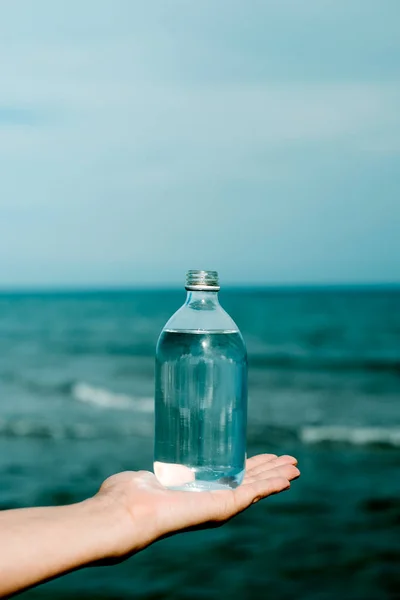 Jeune Homme Caucasien Tient Une Bouteille Verre Réutilisable Pleine Eau — Photo