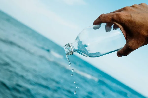 Gros Plan Jeune Homme Caucasien Vidant Une Bouteille Eau Réutilisable — Photo