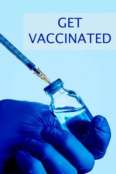 Texto Vacuna Trabajador Sanitario Usando Guantes Quirúrgicos Azules Llenando Una —  Fotos de Stock