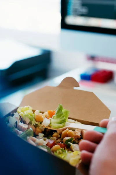 Close Jovem Caucasiano Comendo Uma Salada Grão Bico Recipiente Papel — Fotografia de Stock