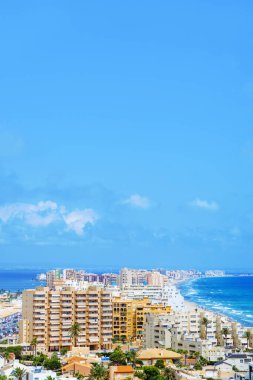 İspanya, Murcia 'da La Manga del Mar Menor üzerinde solda Mar Menor gölü ve sağda Akdeniz ve gökyüzünde boş bir alan.