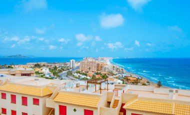 La Manga del Mar Menor üzerinde panoramik bir manzara, Murcia, İspanya 'da, Mar Menor gölü ve solda Isla del Baron adası, ve sağda Akdeniz