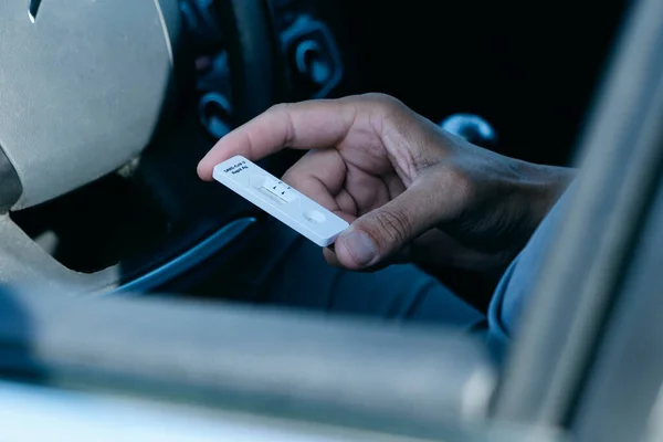 Close Homem Jovem Desgaste Casual Olhando Para Dispositivo Teste Diagnóstico — Fotografia de Stock