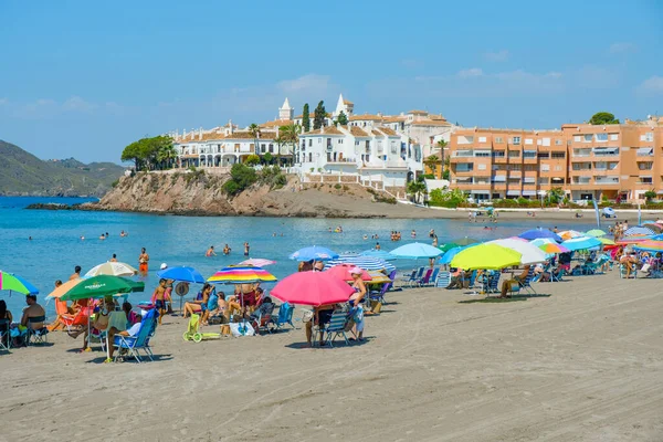 Aguilas Ισπανια Ιουλιου 2021 Μερικοί Άνθρωποι Απολαμβάνουν Την Παραλία Στην — Φωτογραφία Αρχείου