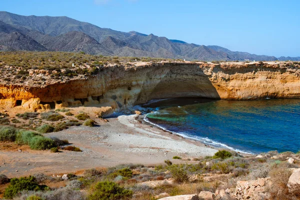 位于西班牙穆尔西亚地区科斯塔卡里达海岸洛尔卡的卡拉布兰卡海滩 背景是卡尔内哥山脉 — 图库照片