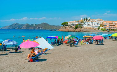 Aguilas, İspanya - 27 Temmuz 2021: Bazı insanlar Calabardina Sahili 'nde, Aguilas' ta, Costa Calida sahilinde, Murcia, İspanya