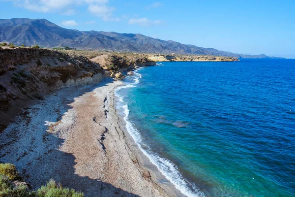 俯瞰西班牙穆尔西亚地区科斯塔卡利达海岸洛尔卡的Playa Larga海滩 背景是Calnegre山脉 — 图库照片