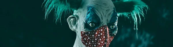 Närbild Störande Ond Clown Med Grönt Hår Klädd Röd Ansiktsmask — Stockfoto