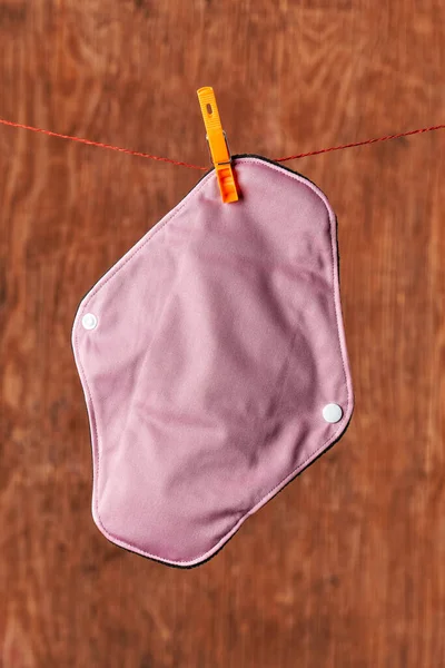 Крупним Планом Рожева Тканина Менструальна Подушка Звисає Лінії Одягу Допомогою — стокове фото