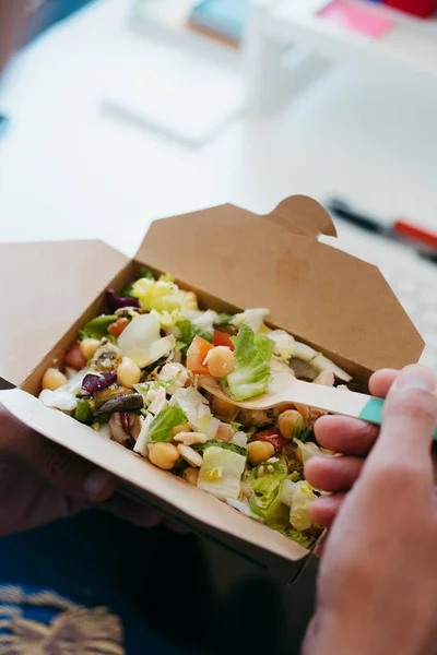 Close Jovem Caucasiano Sentado Sua Mesa Comendo Uma Salada Grão — Fotografia de Stock