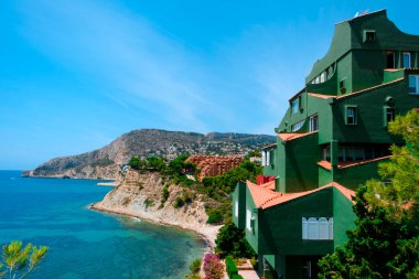 Calpe, İspanya - 2 Ağustos 2021: Ricardo Bofill tarafından tasarlanan ve 1968 yılında Akdeniz üzerinde inşa edilen ünlü Xanadu binasının manzarası