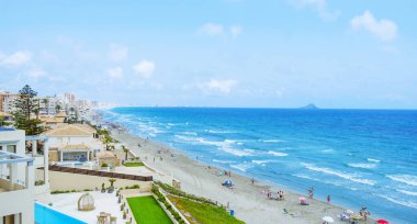 La Manga, İspanya - 29 Temmuz 2021: İspanya 'nın Murcia bölgesindeki La Manga del Mar Menor' da bulunan Blanco del Tabal plajı üzerinde panoramik bir manzara. İspanya 'da önemli bir yaz turistik beldesi.