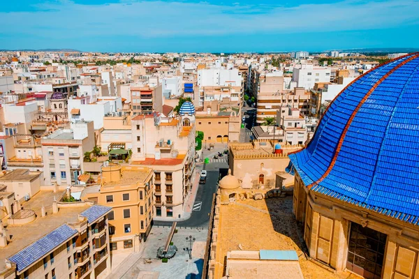 西班牙Elche老城的空中景观 突出圣玛利亚教堂的蓝色穹顶 献给圣母玛利亚 — 图库照片