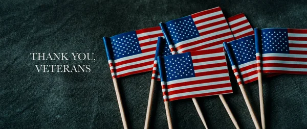 Några Små Flaggor Usa Och Texten Tack Veteraner Mörkgrå Yta — Stockfoto