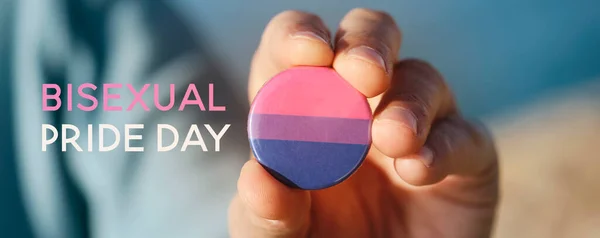 Text Bisexuální Hrdost Den Mladý Běloch Venku Ukazující Odznak Vzorovaný — Stock fotografie
