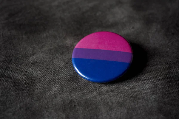 Primer Plano Una Insignia Estampada Con Una Bandera Orgullo Bisexual —  Fotos de Stock