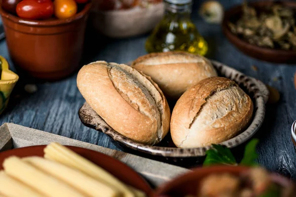 Sehpanın Yanındaki Bazı Farklı Ekmek Çöreklerinin Yanında Vejetaryen Sandviçler Mezeler — Stok fotoğraf
