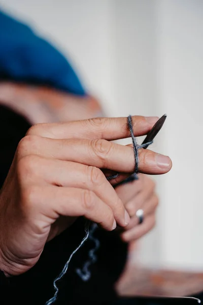 Närbild Kaukasisk Man Stickar Bit Med Grått Garn Sittandes Soffa — Stockfoto