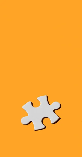 Белый Кусок Головоломки Оранжевом Желтом Фоне Панорамном Вертикальном Формате Использовать — стоковое фото