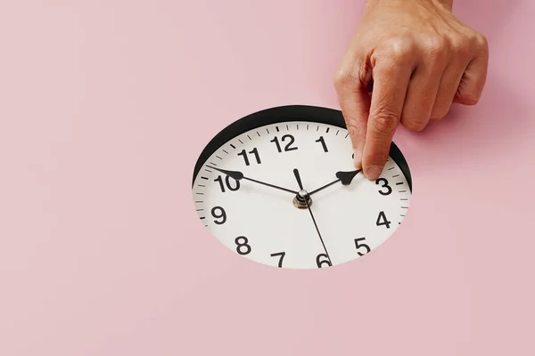 Main Jeune Homme Caucasien Place Une Horloge Arrière Avant Fin — Photo