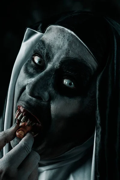 Tipik Siyah Beyaz Giysili Korkunç Bir Rahibenin Kanlı Dişleriyle Insan — Stok fotoğraf