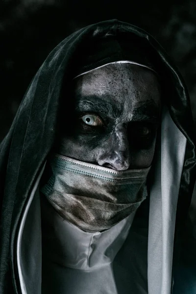 典型的な黒と白の習慣を身に着けている邪悪な修道女の閉鎖と汚い使い捨ての顔のマスク — ストック写真