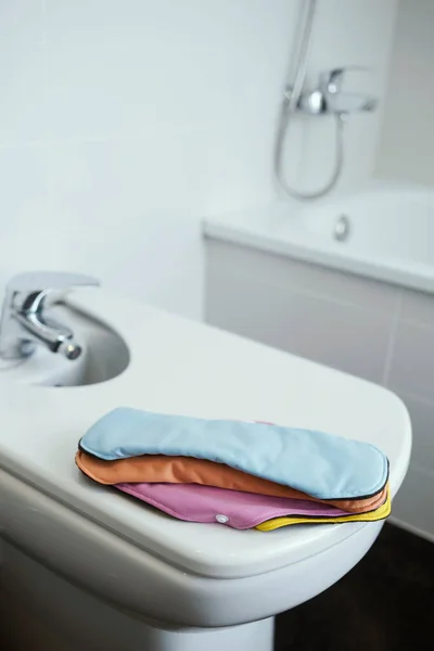 Serviettes Menstruelles Tissu Lavable Différentes Couleurs Sur Couverture Bidet Blanc — Photo