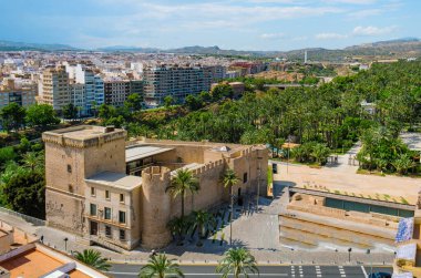 İspanya, Elche 'deki Altamira Kalesi' nin havadan görünüşü ve İngilizce 'de Palm Grove of Elche olarak bilinen ünlü Palmeral, birçok palmiye ağacının bulunduğu bir halk parkı.