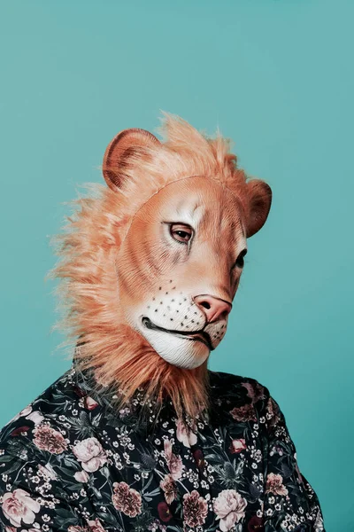 青い背景にライオンのマスクをした青年の肖像画です — ストック写真