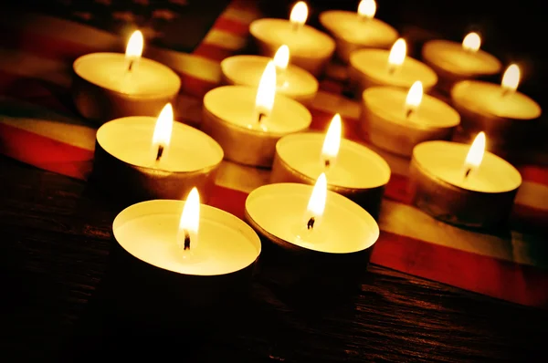 Bandeira dos Estados Unidos e velas acesas — Fotografia de Stock