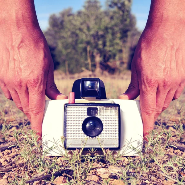 Taking a picture with an old instant camera — Stock Photo, Image