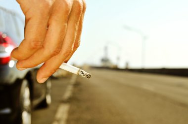 adam herhangi bir trafik yolda Sigara