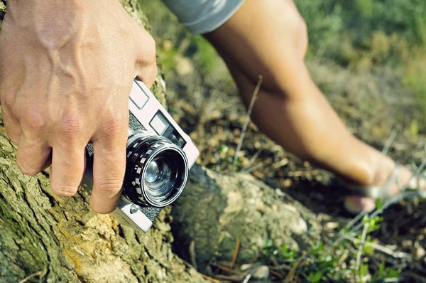 Mladý muž se starým fotoaparátem — Stock fotografie